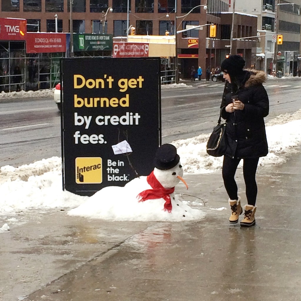 加拿大Interac銀行卡“債務雪球”街頭創(chuàng)意金融營銷案例-尚略上海營銷策劃公司22
