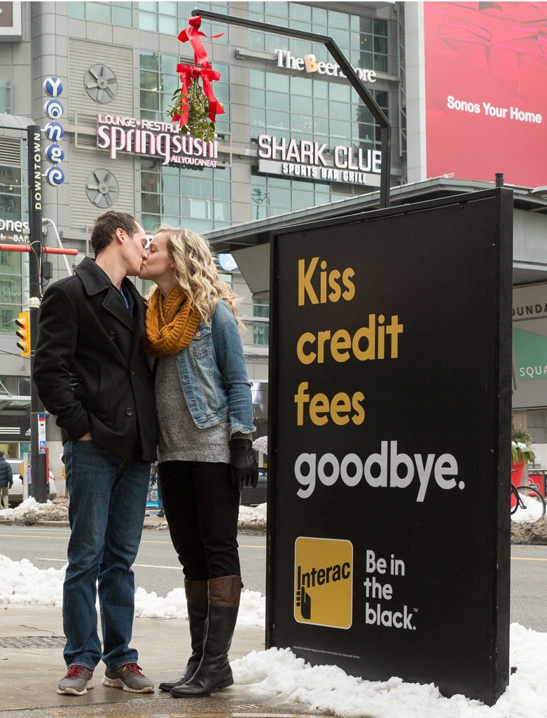 加拿大Interac銀行卡“債務雪球”街頭創(chuàng)意金融營銷案例-尚略上海營銷策劃公司33