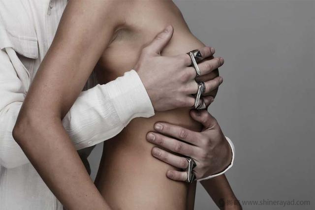 上海廣告設(shè)計公司欣賞那些性感曖昧有色情嫌疑的平面創(chuàng)意廣告-