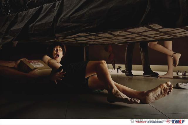 上海廣告設(shè)計公司欣賞那些性感曖昧有色情嫌疑的平面創(chuàng)意廣告-快遞廣告