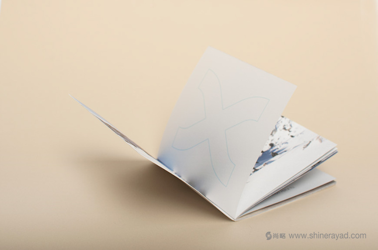 上海畫冊設計公司欣賞-格蘭德瓦利拉滑雪場宣傳畫冊設計畫冊鏤空封套設計4