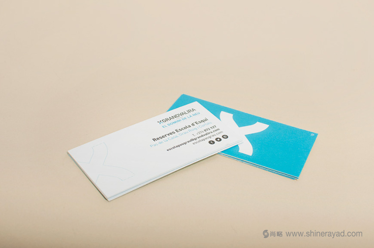 上海畫冊設計公司欣賞-格蘭德瓦利拉滑雪場宣傳畫冊設計畫冊鏤空封套設計7