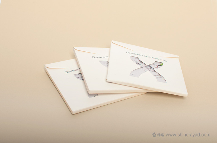 上海畫冊設計公司欣賞-格蘭德瓦利拉滑雪場宣傳畫冊設計畫冊鏤空封套設計3