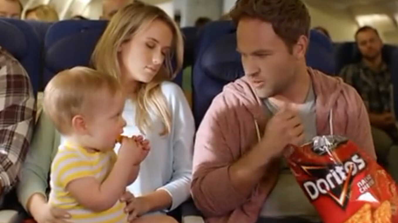 上海廣告策劃公司分享：多力多滋Doritos玉米片視頻廣告“飛機鄰座篇”