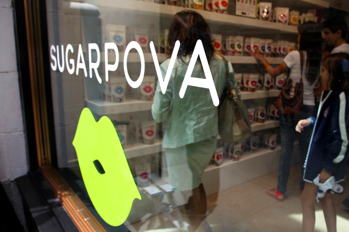 Sugarpova 薩拉波娃糖果店糖果品牌形象設計店面設計12-上海品牌策劃設計公司分享