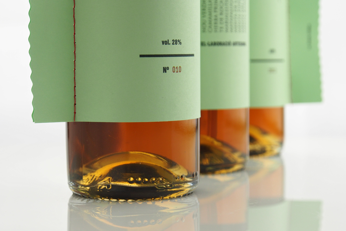 XL Ratafia 果酒簡約包裝設(shè)計4