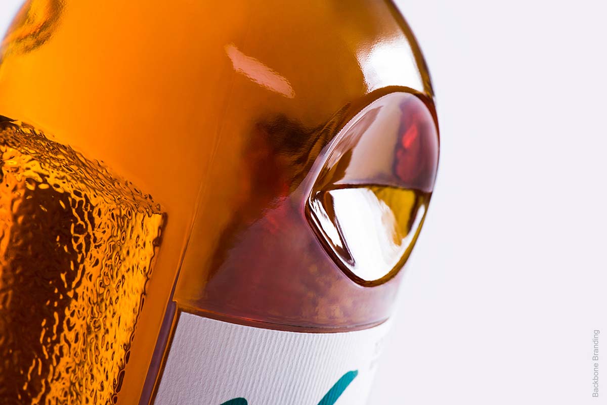 被咬了一口的Yan天然健康有機果汁飲料產品包裝設計瓶型設計