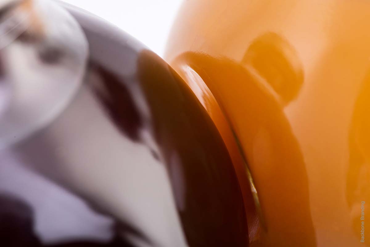 被咬了一口的Yan天然健康有機果汁飲料產品包裝設計瓶型設計