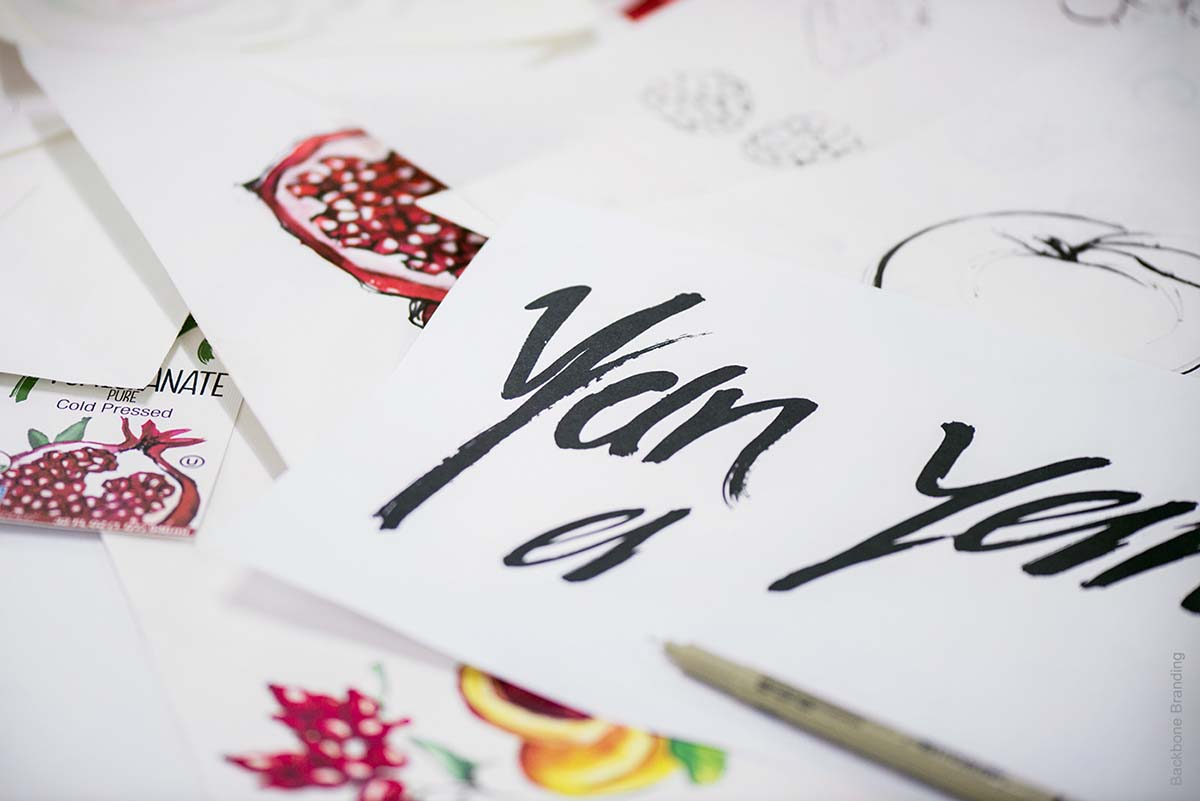 被咬了一口的Yan天然健康有機果汁飲料產品包裝設計瓶型設計