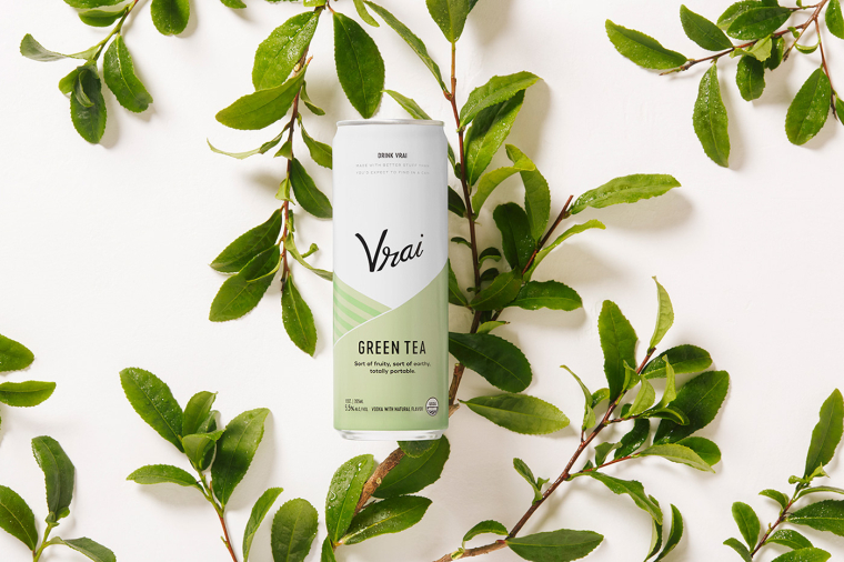 Vrai 品牌灌裝伏特加雞尾酒包裝設計清爽“V”字母版式