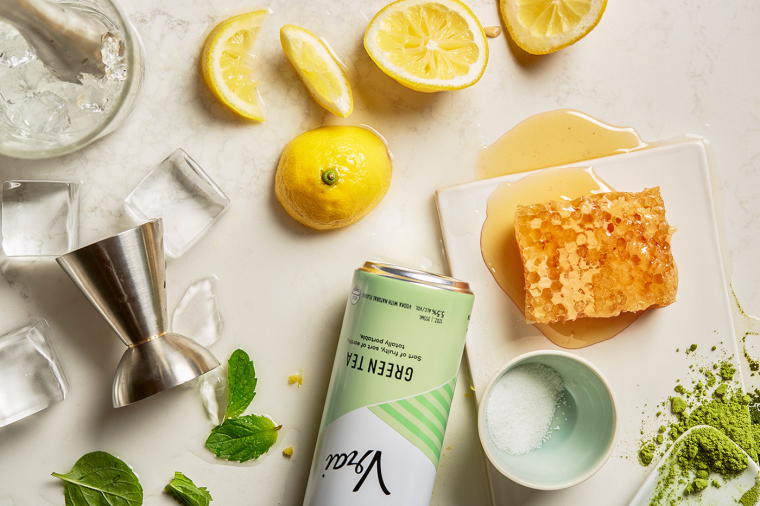 Vrai 品牌灌裝伏特加雞尾酒包裝設計清爽“V”字母版式