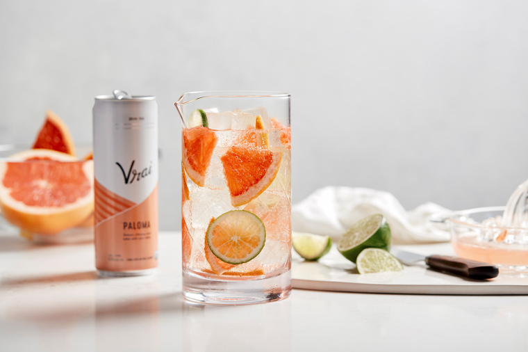 Vrai 品牌灌裝伏特加雞尾酒包裝設計清爽“V”字母版式