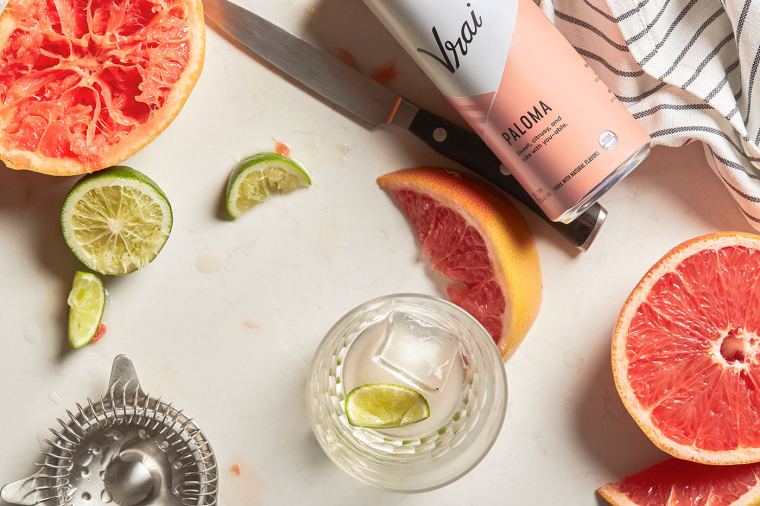 Vrai 品牌灌裝伏特加雞尾酒包裝設計清爽“V”字母版式