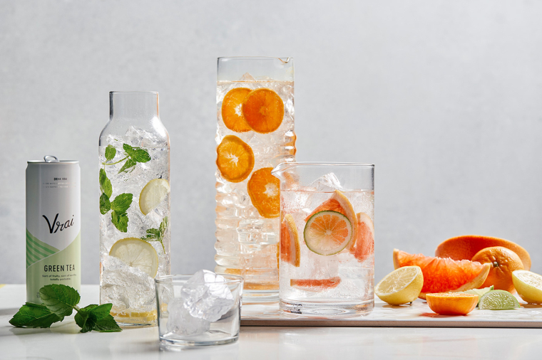 Vrai 品牌灌裝伏特加雞尾酒包裝設計清爽“V”字母版式