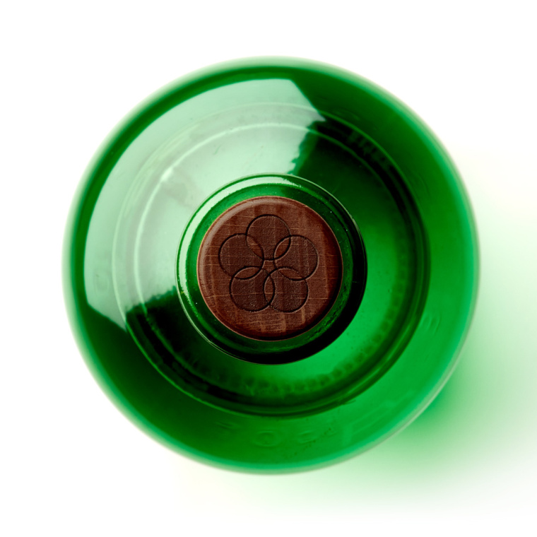 WIHAYO 杜松子酒新品牌梅花形logo設計與綠色瓶裝包裝設計