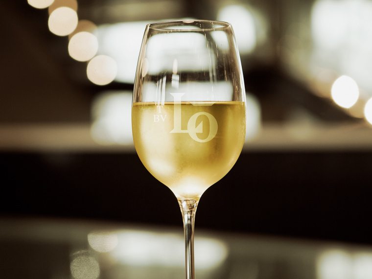 混合傳統與現代性的Louise酒館餐廳logo設計VI設計欣賞