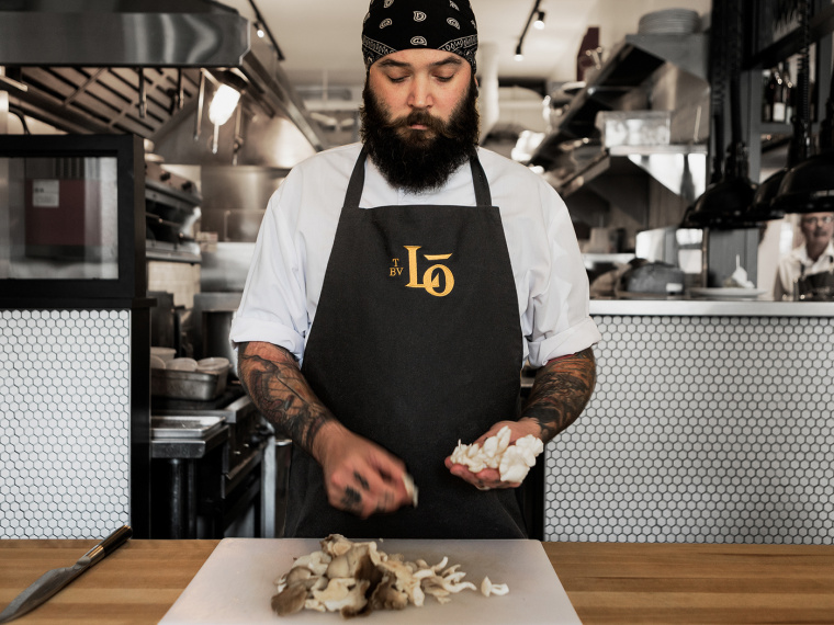 混合傳統與現代性的Louise酒館餐廳logo設計VI設計欣賞