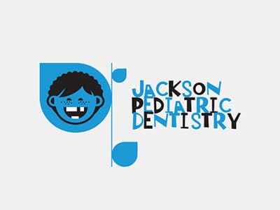 一個正在種植植物的缺牙孩子logo設計