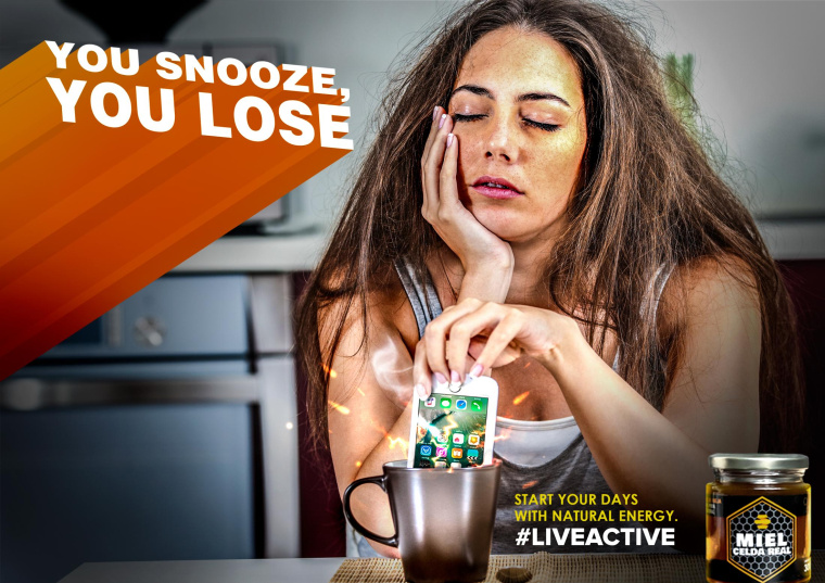 塞爾達(dá)真蜜蜂蜜平面廣告創(chuàng)意設(shè)計(jì)欣賞“喝水丟手機(jī)打盹”篇-上海廣告策劃設(shè)計(jì)公司