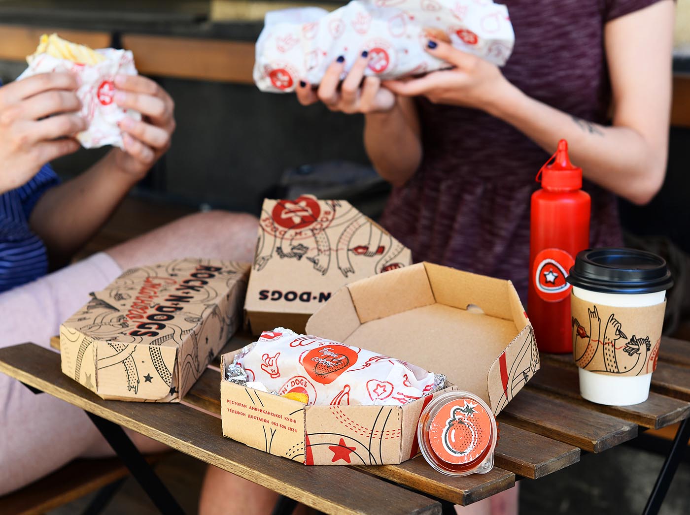 上海品牌包裝設(shè)計(jì)公司欣賞：ROCK ''''N DOG外賣(mài)快餐盒手繪插畫(huà)包裝設(shè)計(jì)