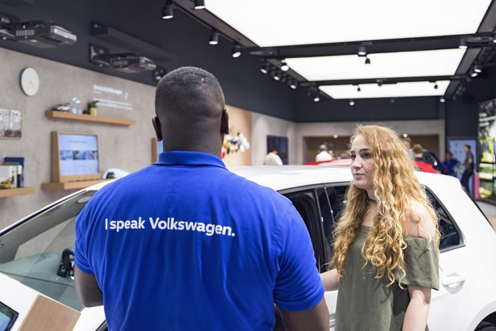 大眾汽車銷售展廳店面空間設計-上海品牌商業空間設計公司 大眾汽車銷售展廳店面空間設計-上海品牌商業空間設計公司