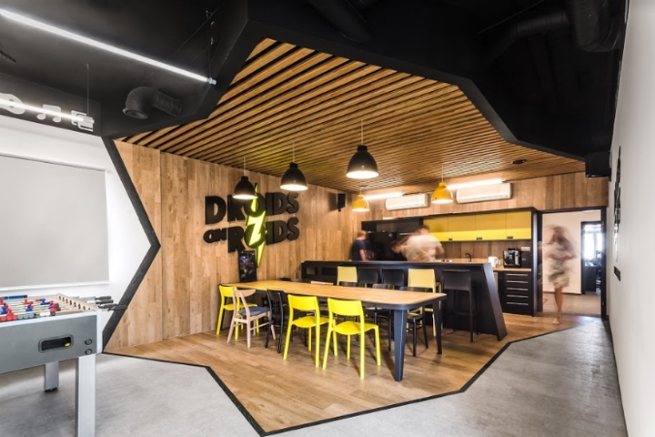 Droids On Roids 黃色閃電和曲折主題辦公室室內空間設計項目