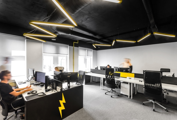 Droids On Roids 黃色閃電和曲折主題辦公室室內空間設計項目