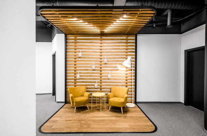 Droids On Roids 黃色閃電和曲折主題辦公室室內空間設計項目-熱鬧的游戲室和廚房