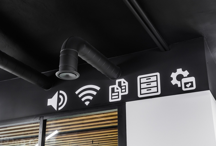 Droids On Roids 黃色閃電和曲折主題辦公室室內空間設計項目-隱私和舒適的會議