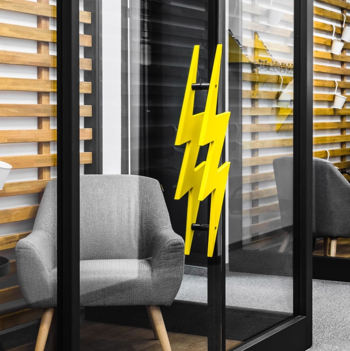 Droids On Roids 黃色閃電和曲折主題辦公室室內空間設計項目