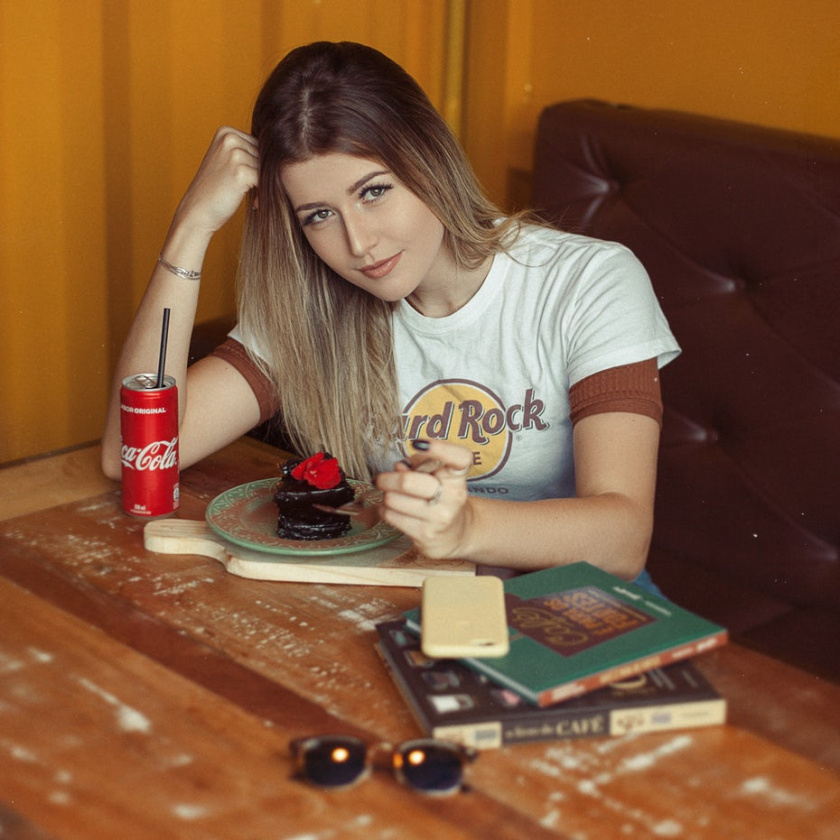 溫暖和不喜形于色的照片調色板-在餐廳吃飯的女人