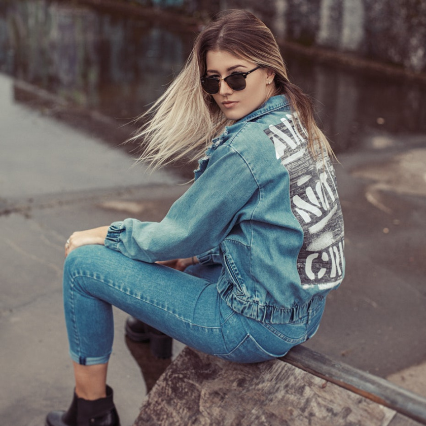 溫暖和不喜形于色的照片調色板-女人穿著牛仔夾克和太陽鏡