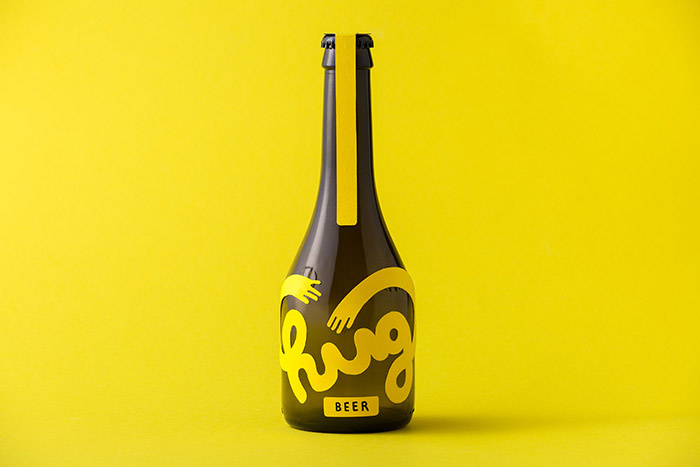 “快樂(lè)啤酒節(jié)”工作坊標(biāo)志包裝設(shè)計(jì)，英語(yǔ)詞匯hug擁抱的擬人化創(chuàng)意呈現(xiàn)