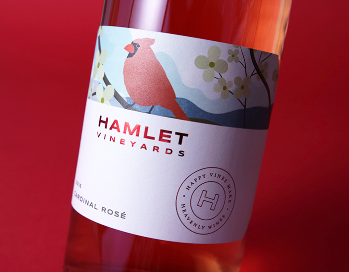 哈姆雷特葡萄酒品牌包裝設計，葡萄園自定義風景插畫與手工刻字的結合