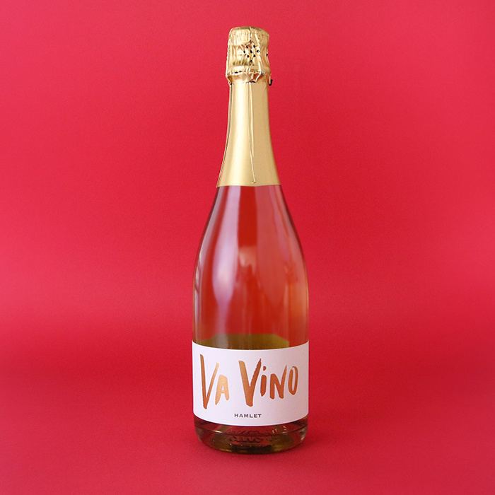 哈姆雷特葡萄酒品牌包裝設計，葡萄園自定義風景插畫與手工刻字的結合