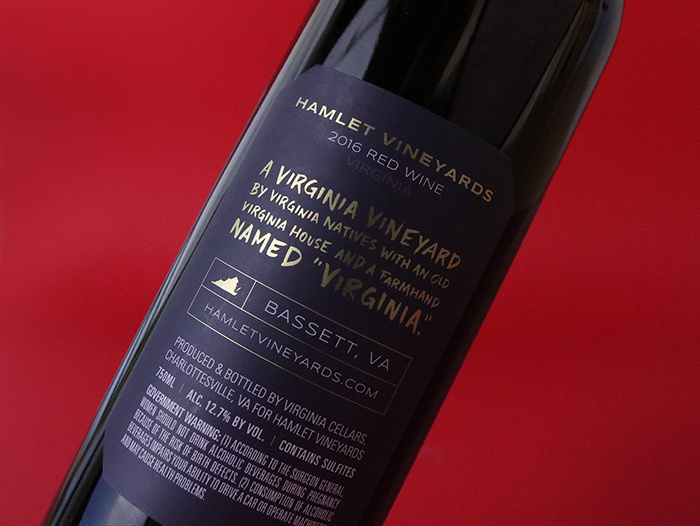 哈姆雷特葡萄酒品牌包裝設計，葡萄園自定義風景插畫與手工刻字的結合