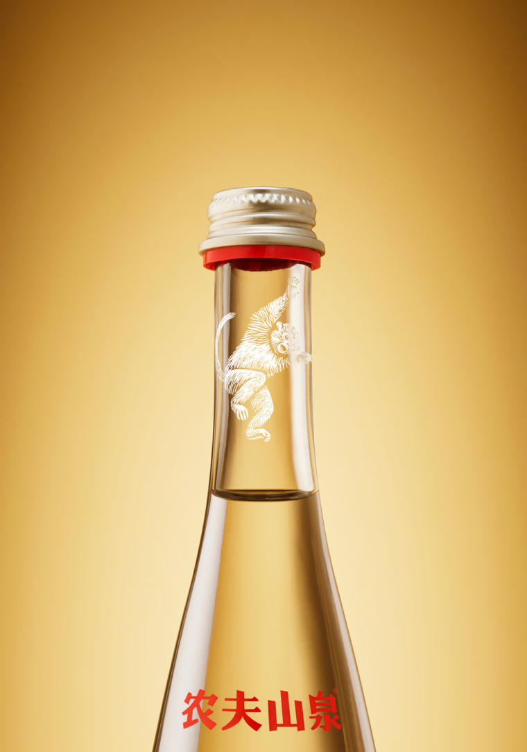 農夫山泉猴年限量版礦泉水包裝設計-頑皮的猴子插畫風-上海包裝設計公司欣賞