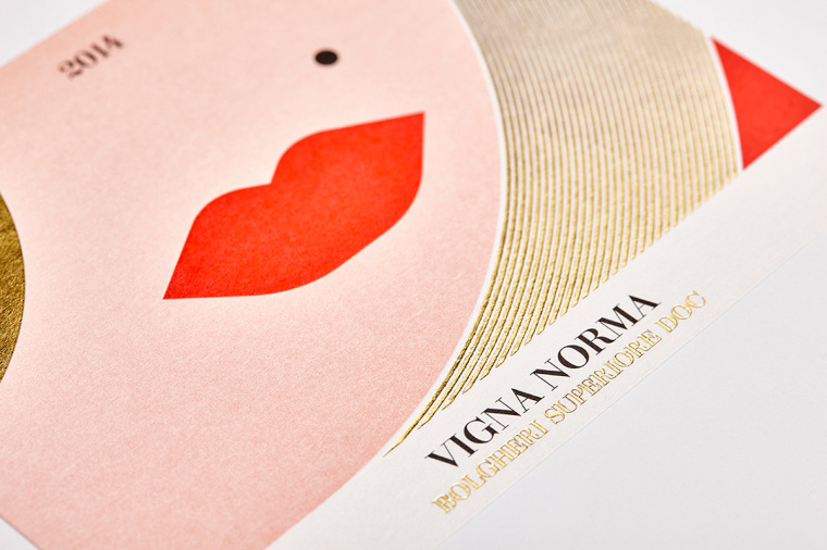 Nuceria Group國外酒文化宣傳畫冊設計“瓶子里的故事”-諾瑪和紅酒