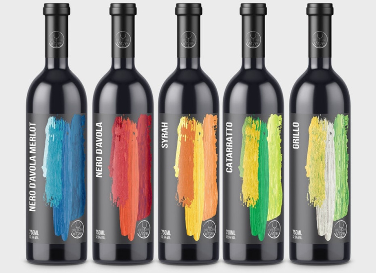 紅酒標(biāo)簽有不同的顏色選項