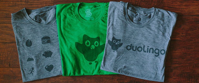 Duolingo語言學習翻譯網站標志logo設計，一只獨特且有個性的綠色貓頭鷹