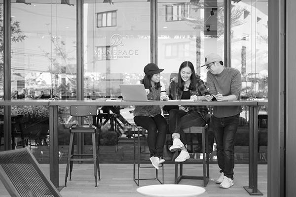 MUNSPACE咖啡（店）品牌形象設計logo設計，簡約心形符號+字母M