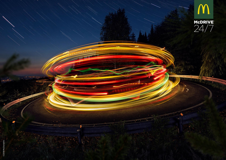 麥當勞“長曝光鏡頭”式光繪平面創意廣告設計