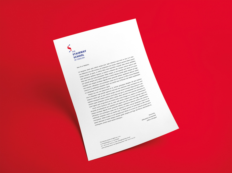 Stairway學校階梯狀標志設計，取自英國國旗的三角元素