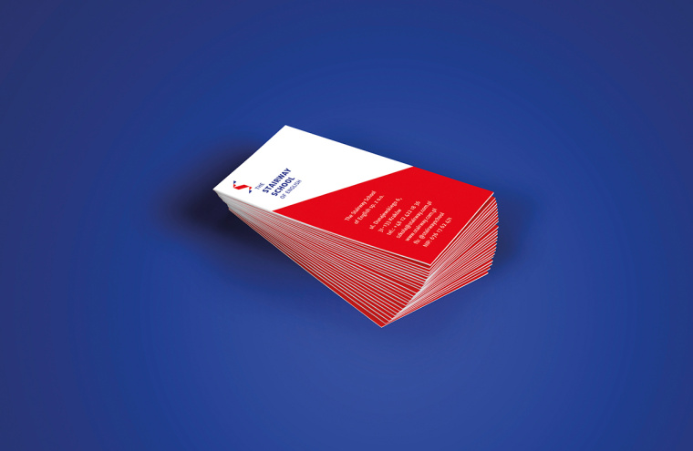 Stairway學校階梯狀標志設計，取自英國國旗的三角元素