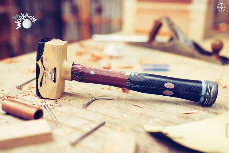 阿司匹林藥物平面廣告創意設計，擬物化的表現形式傳達藥物的特色-榔頭