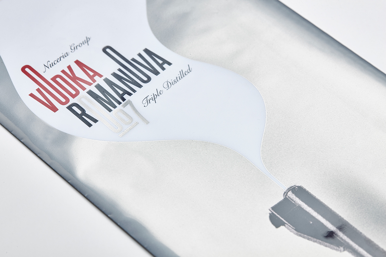 Nuceria Group國外酒文化宣傳畫冊設計“瓶子里的故事”--詹姆斯英國間諜與伏特加