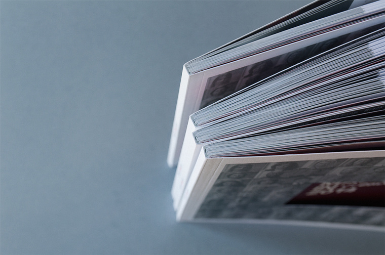 歐洲企業家年會宣傳手冊設計，暗紅與深灰風格設計