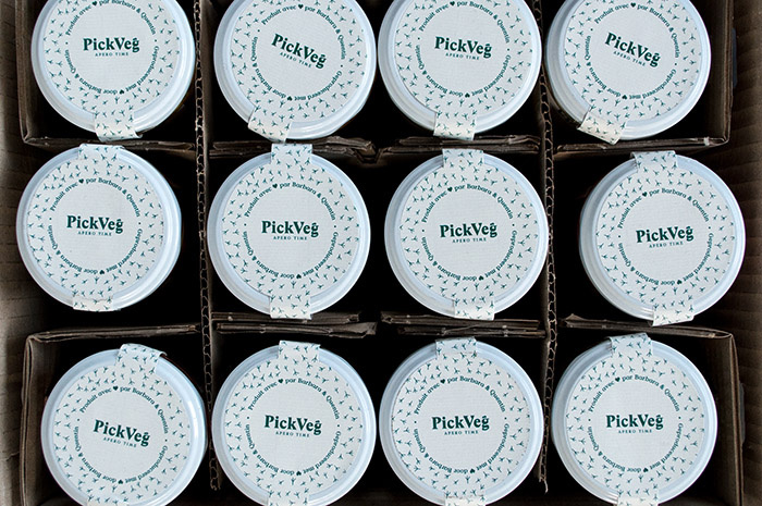 PickVeg 開(kāi)胃咸菜休閑食品包裝設(shè)計(jì)，減輕生活壓力的小雞嘻哈插畫(huà)風(fēng)格