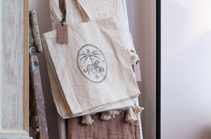 Trove 家具品牌logo設計。由豹+棕櫚樹+鑰匙組合而成