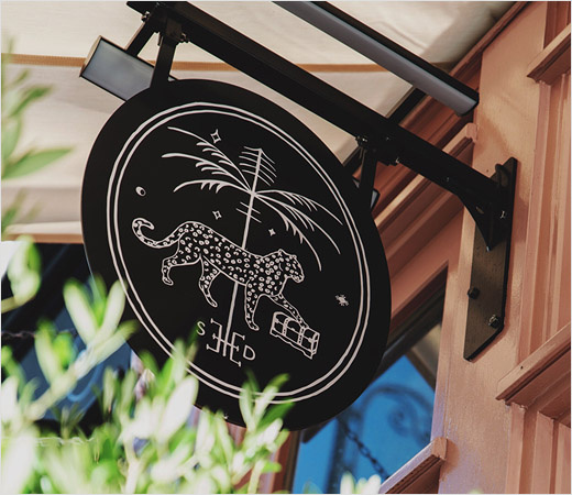 Trove 家具品牌logo設計。由豹+棕櫚樹+鑰匙組合而成